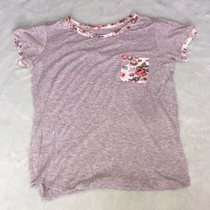 Gray short-sleeved top.